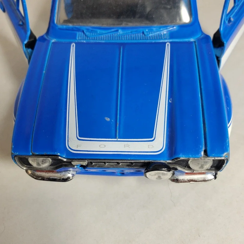Jada Toys‎ 1:24 Scale 1974 Ford Escort Die-Cast Model Car Blue. Missing Parts